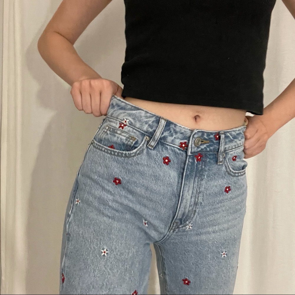 Pacsun red and white flower mom jeans